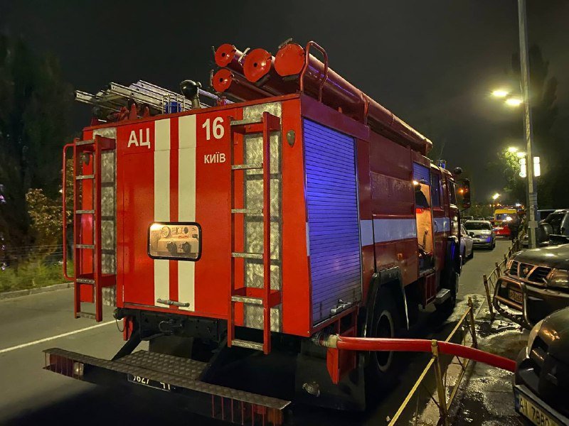 В Киеве на Энтузиастов загорелась квартира: огнем охватило соседние балконы 2