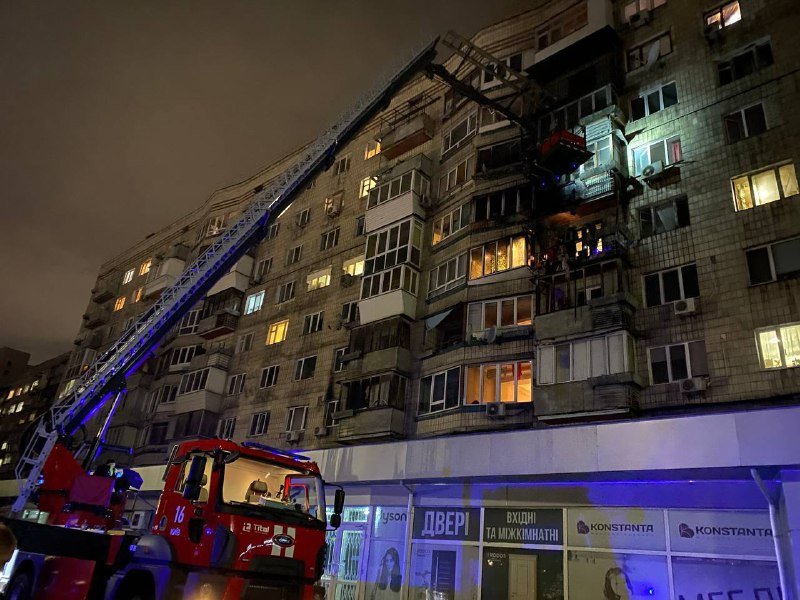 В Киеве на Энтузиастов загорелась квартира: огнем охватило соседние балконы 3