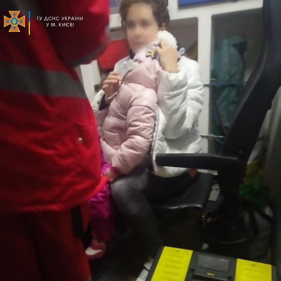 В Киеве из горящей квартиры спасли маму с маленьким ребенком: девочку увезли в ОХМАТДЕТ 1