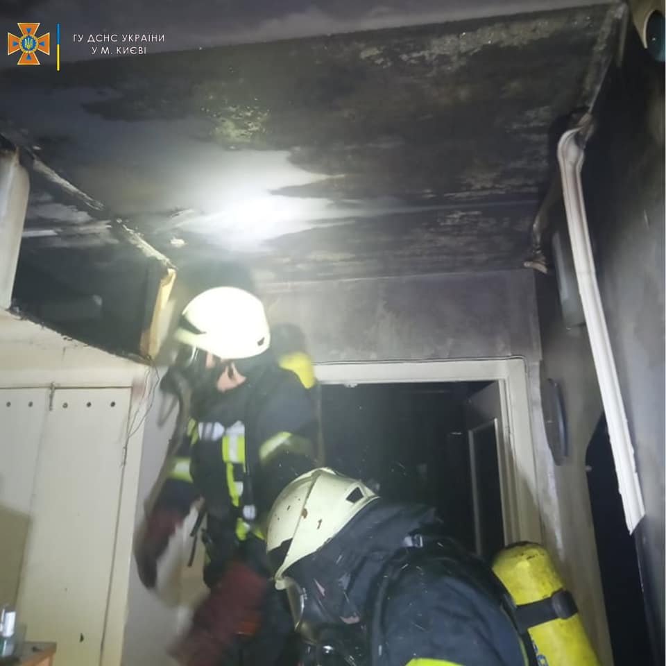 В Киеве из горящей квартиры спасли маму с маленьким ребенком: девочку увезли в ОХМАТДЕТ 2