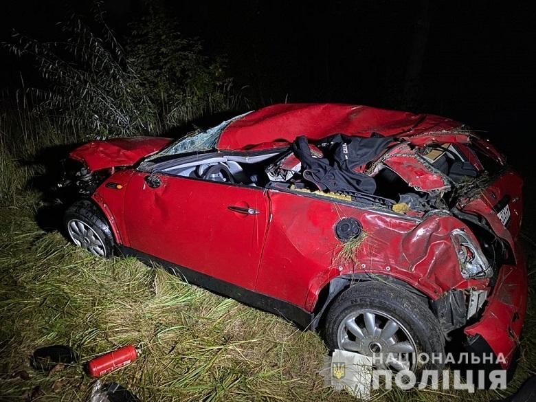 В Киеве Mini Cooper слетел с дороги в кювет: водитель погиб на месте 1