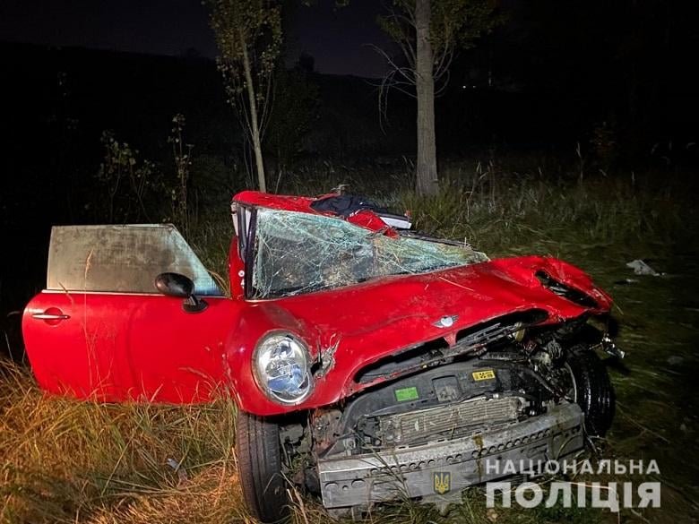 В Киеве Mini Cooper слетел с дороги в кювет: водитель погиб на месте 2