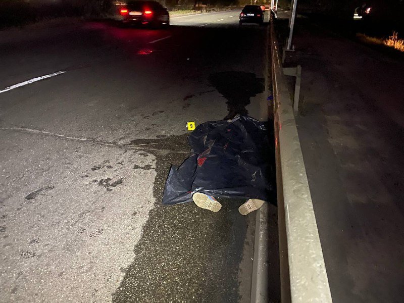 В Киеве Mini Cooper слетел с дороги в кювет: водитель погиб на месте 3