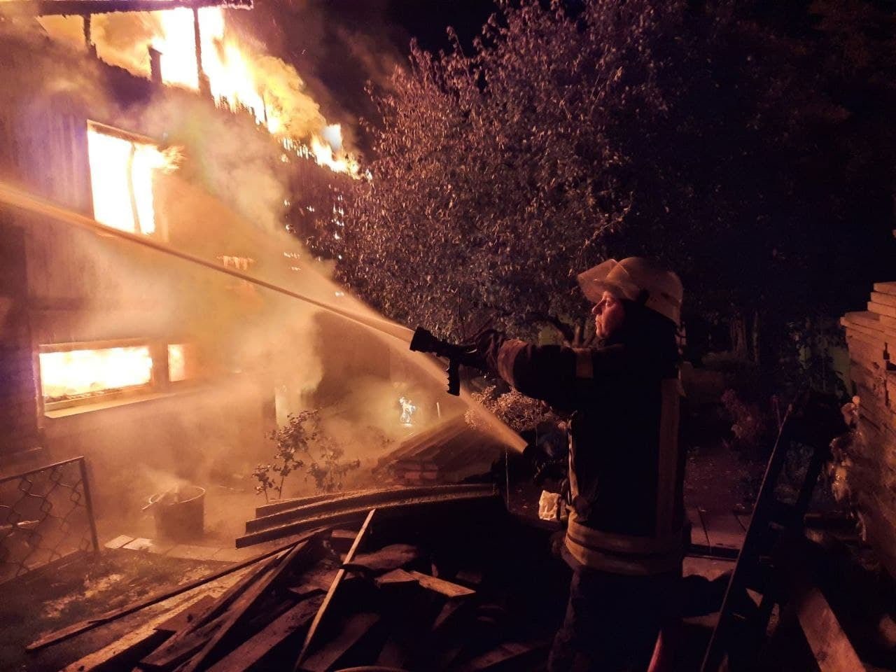 В Киеве на Русановских садах сгорел дом с человеком внутри 6