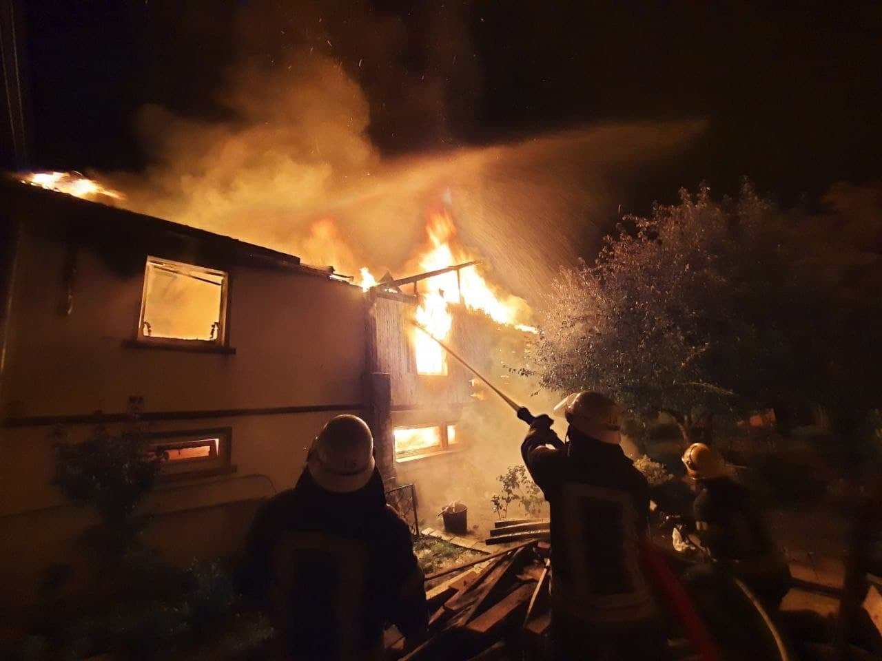 В Киеве на Русановских садах сгорел дом с человеком внутри 9