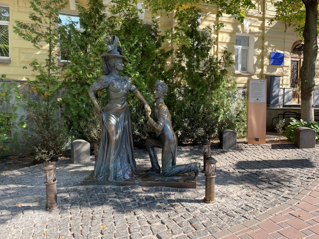 В Киеве на Андреевском спуске заговорила скульптура Прони Прокоповны 1