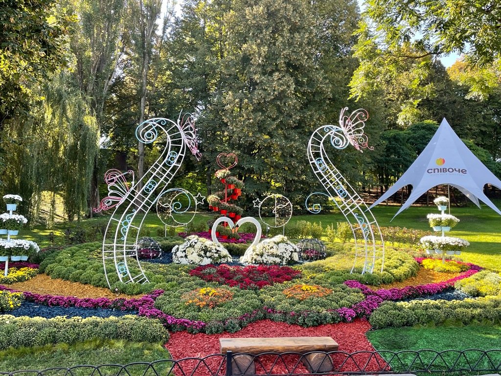 Где в Киеве сделать яркие фото среди цветочных единорогов и купидонов 6