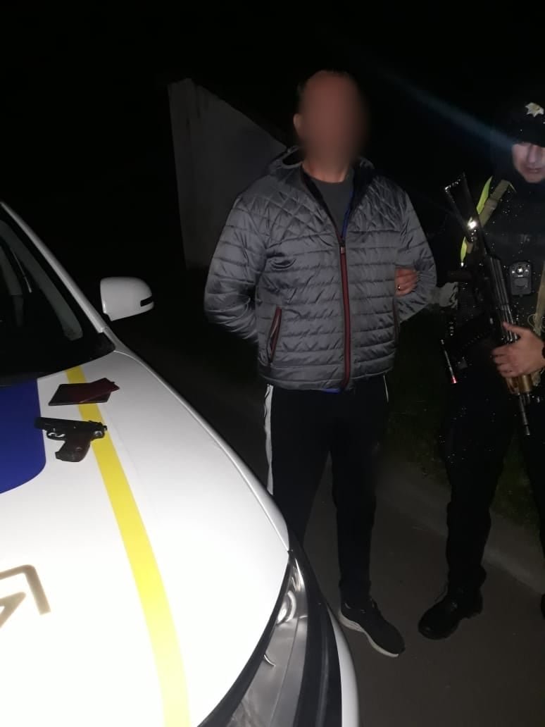 По Киевом двое мужчин не поделили таксиста и открыли стрельбу посреди улицы 2