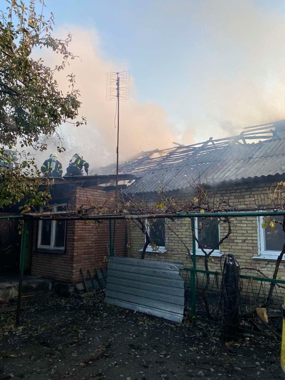 В Киеве во время пожара в частном доме погибла женщина 2