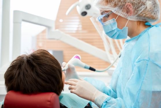 «Спящая» стоматология: особенности медицинского сна при лечении зубов, отличия от наркоза 1