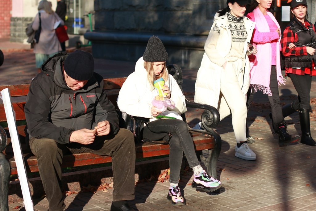 Столица в лицах: с каким настроением жители Киева провожают солнечный октябрьский день 4