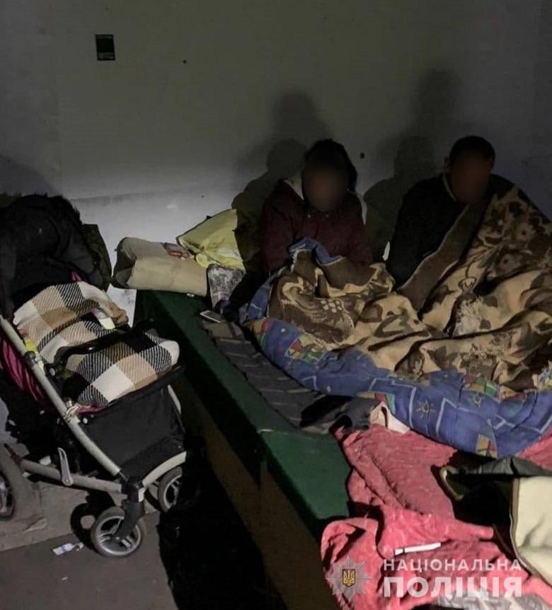 В Киеве женщина с 4-месячной дочкой жила в заброшке: ребенка отвезли в больницу 1