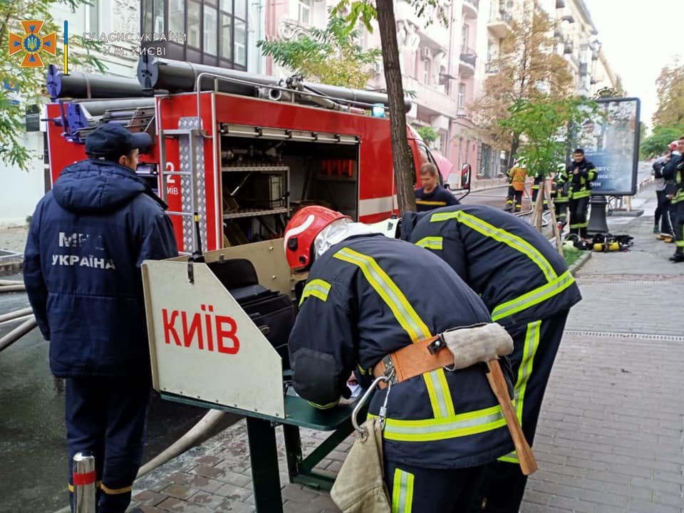 В Киеве возле Майдана загорелся жилой дом 1