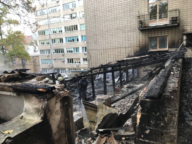 В Шевченкоском районе сгорела пристройка к многоэтажке: из здания эвакуировали 15 человек 1