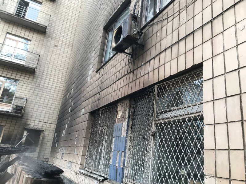 В Шевченкоском районе сгорела пристройка к многоэтажке: из здания эвакуировали 15 человек 2