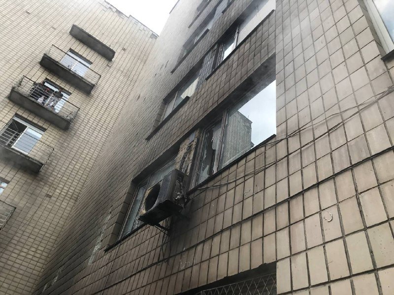 В Шевченкоском районе сгорела пристройка к многоэтажке: из здания эвакуировали 15 человек 3