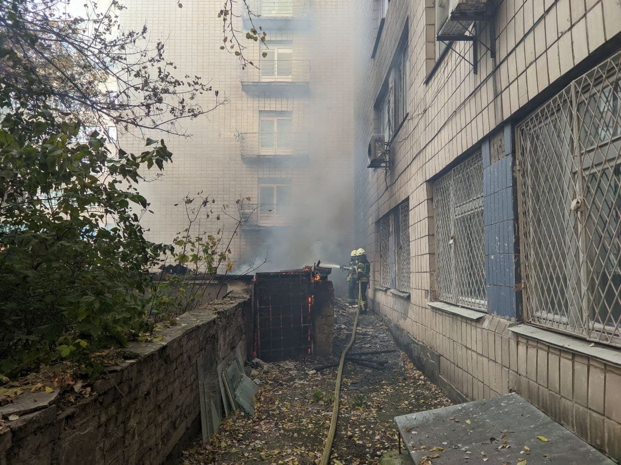 В Шевченкоском районе сгорела пристройка к многоэтажке: из здания эвакуировали 15 человек 6
