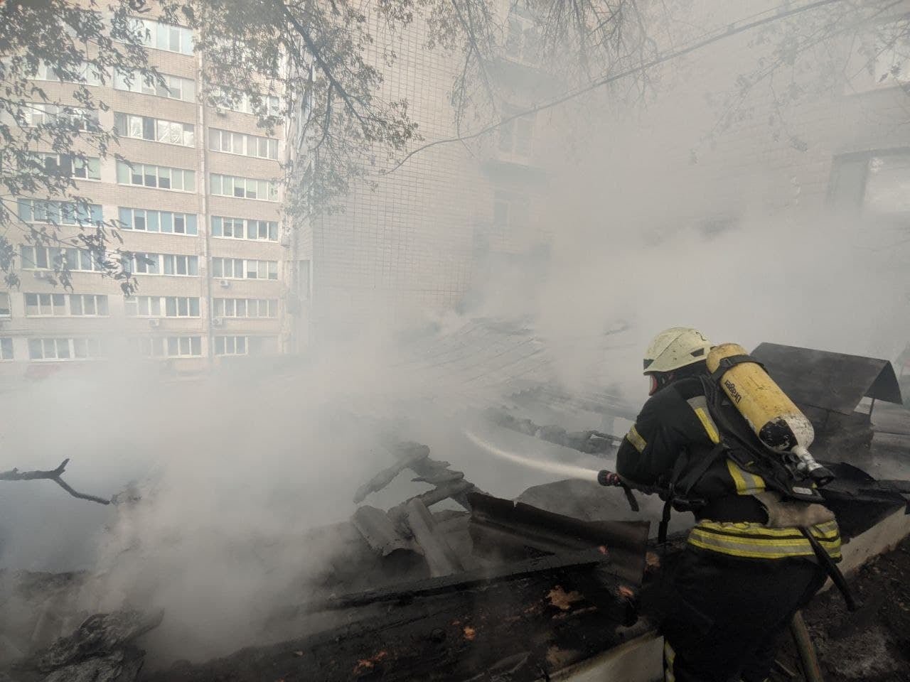 В Шевченкоском районе сгорела пристройка к многоэтажке: из здания эвакуировали 15 человек 9