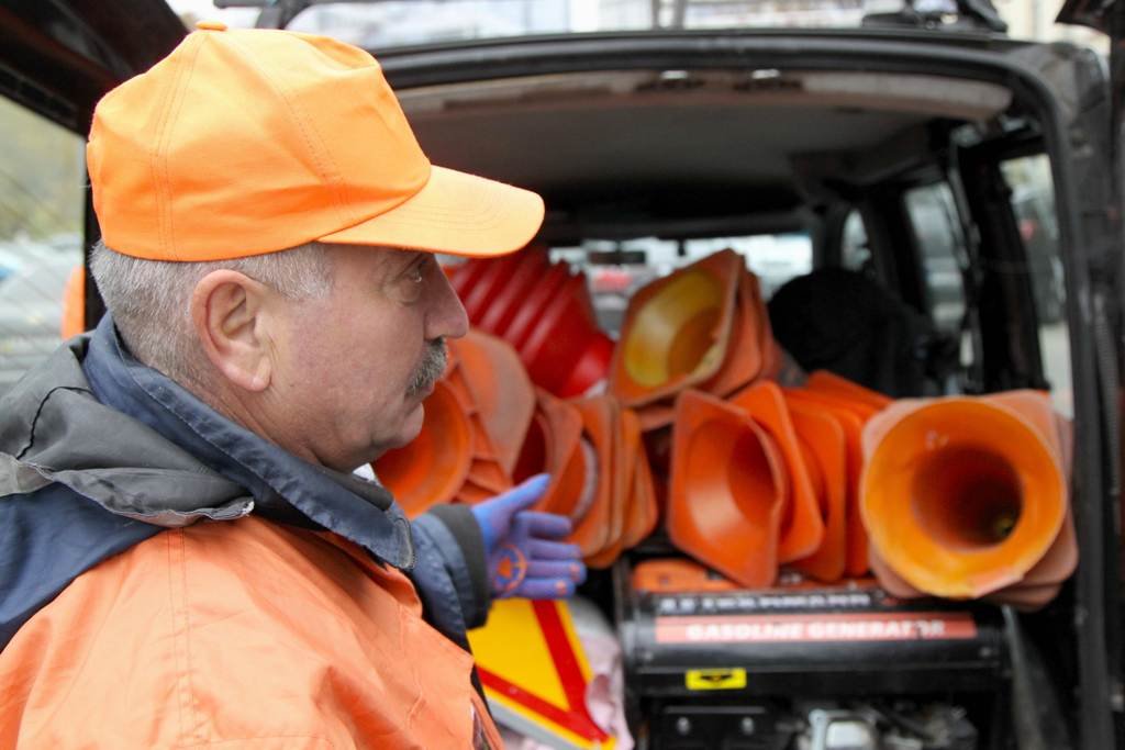 В Киеве начали очищать улицы от самовольно установленных конусов на парковках 1