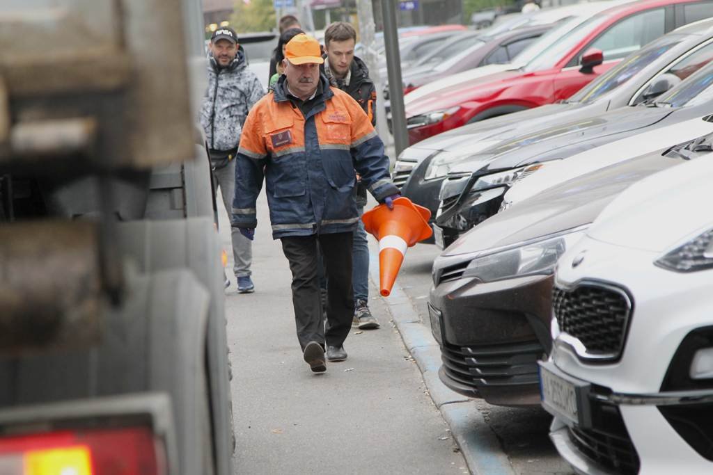 В Киеве начали очищать улицы от самовольно установленных конусов на парковках 2