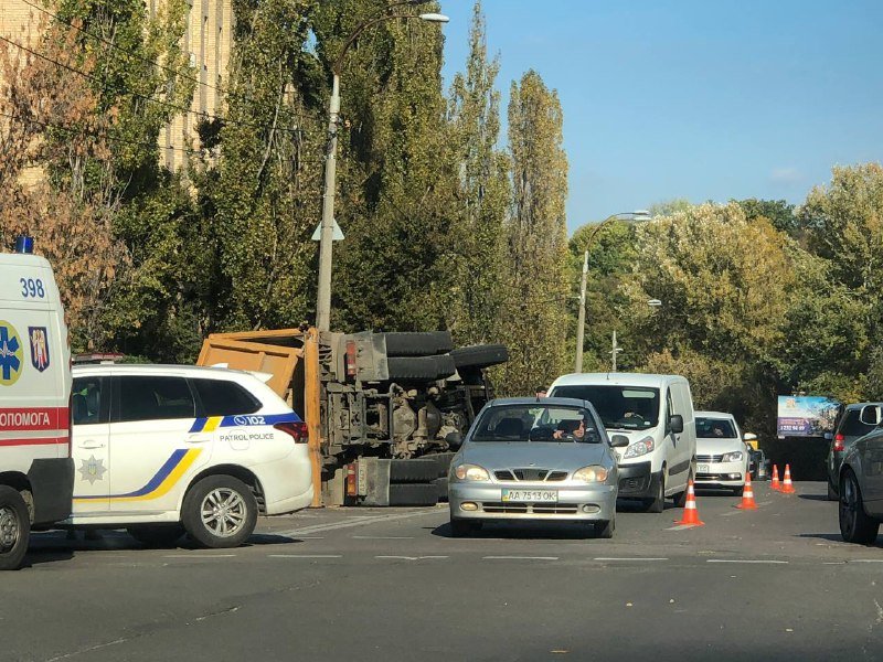 В Киеве на Кайсарова перевернулся грузовик: движение усложнено 2