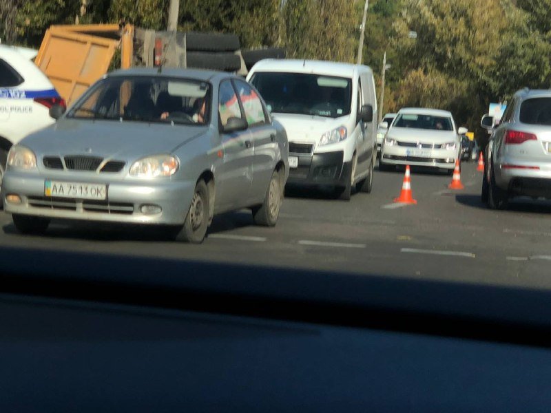 В Киеве на Кайсарова перевернулся грузовик: движение усложнено 3