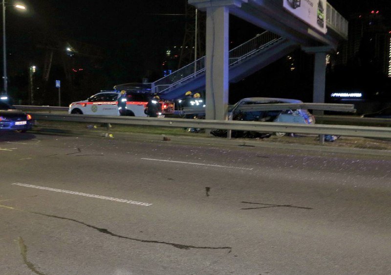 В Киеве отбойник насквозь прошил ВАЗ: водитель погиб на месте 1