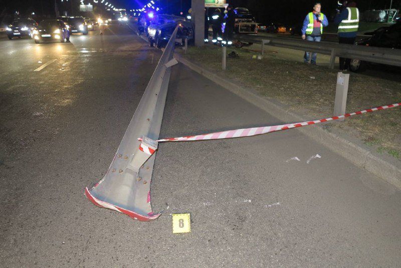 В Киеве отбойник насквозь прошил ВАЗ: водитель погиб на месте 2