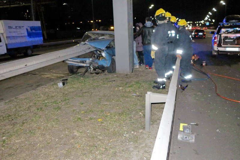 В Киеве отбойник насквозь прошил ВАЗ: водитель погиб на месте 3