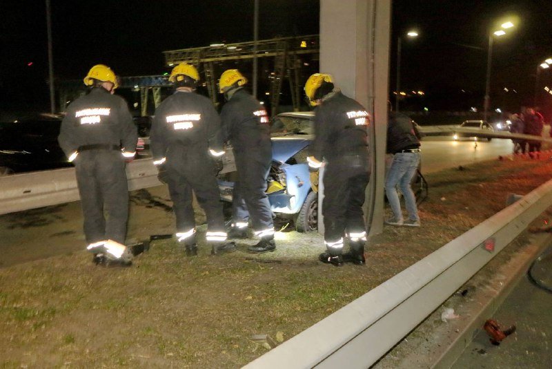 В Киеве отбойник насквозь прошил ВАЗ: водитель погиб на месте 5