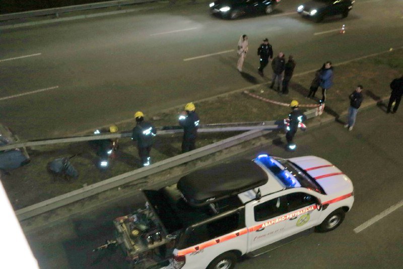 В Киеве отбойник насквозь прошил ВАЗ: водитель погиб на месте 6