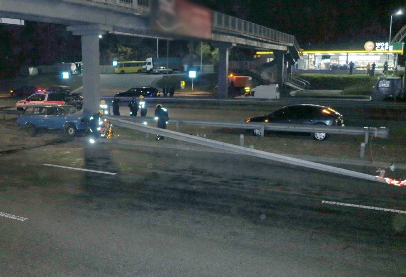 В Киеве отбойник насквозь прошил ВАЗ: водитель погиб на месте 7