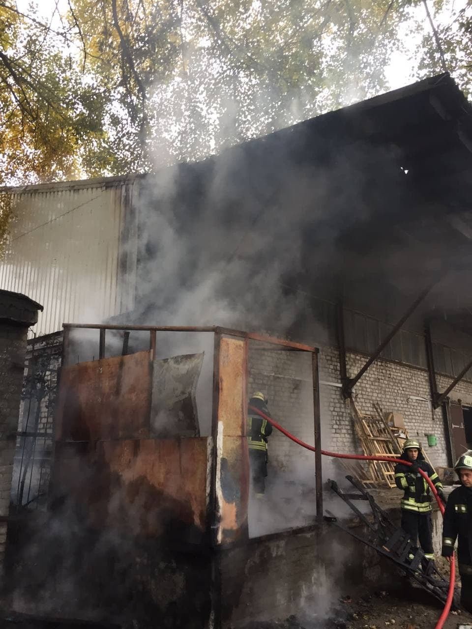 В Киеве из-за мусора сгорел склад 1