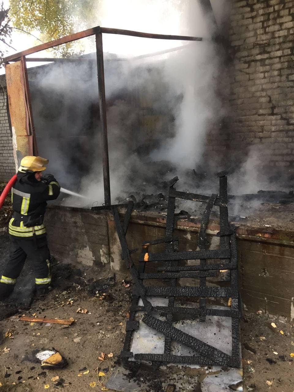 В Киеве из-за мусора сгорел склад 2