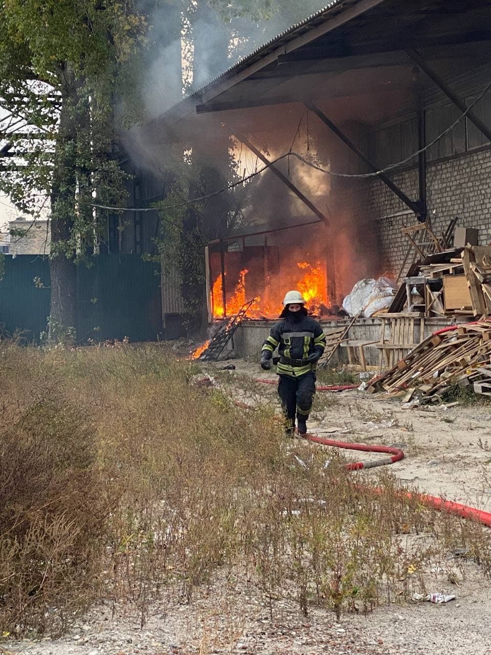 В Киеве из-за мусора сгорел склад 3