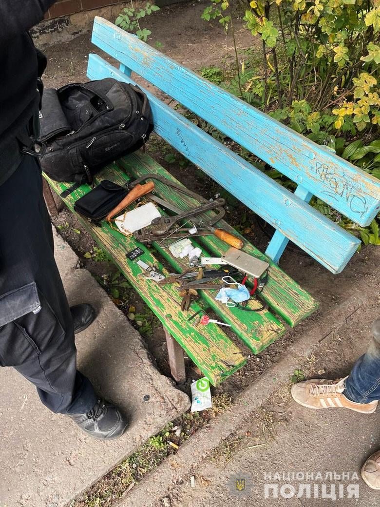 В Киеве мужчина спиливал водопроводные трубы в подвалах жилых многоэтажек 1