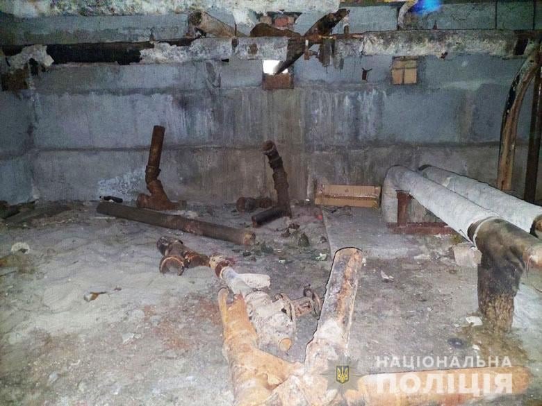 В Киеве мужчина спиливал водопроводные трубы в подвалах жилых многоэтажек 2