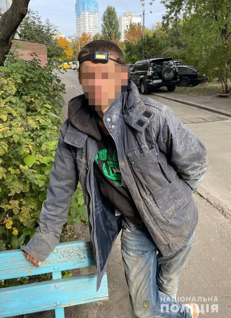 В Киеве мужчина спиливал водопроводные трубы в подвалах жилых многоэтажек 3