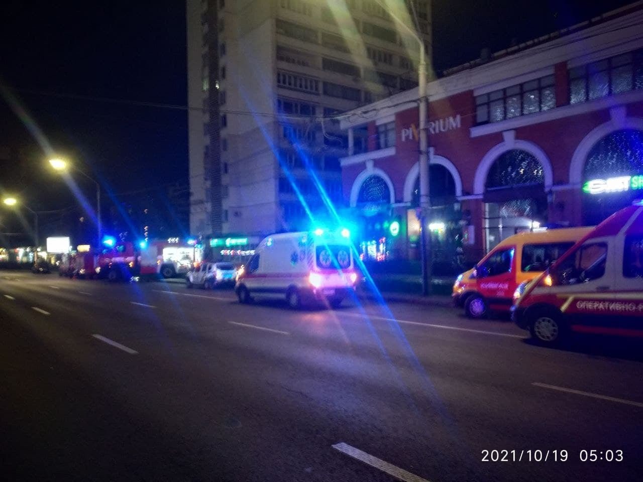 В Киеве во время пожара людей снимали с балкона: погиб пенсионер 2