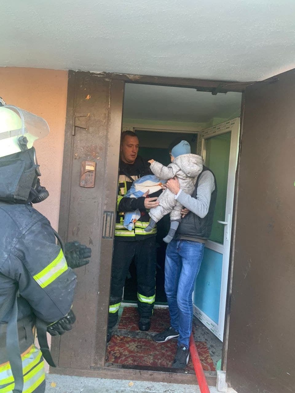 Четвертый смертельный пожар за сутки в Киеве: мужчина погиб, пытаясь спасти из огня своих детей 1