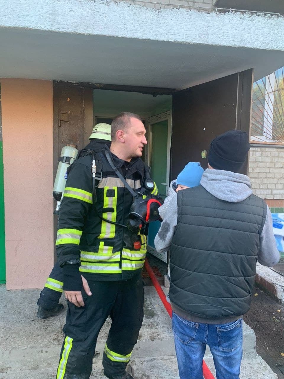 Четвертый смертельный пожар за сутки в Киеве: мужчина погиб, пытаясь спасти из огня своих детей 2