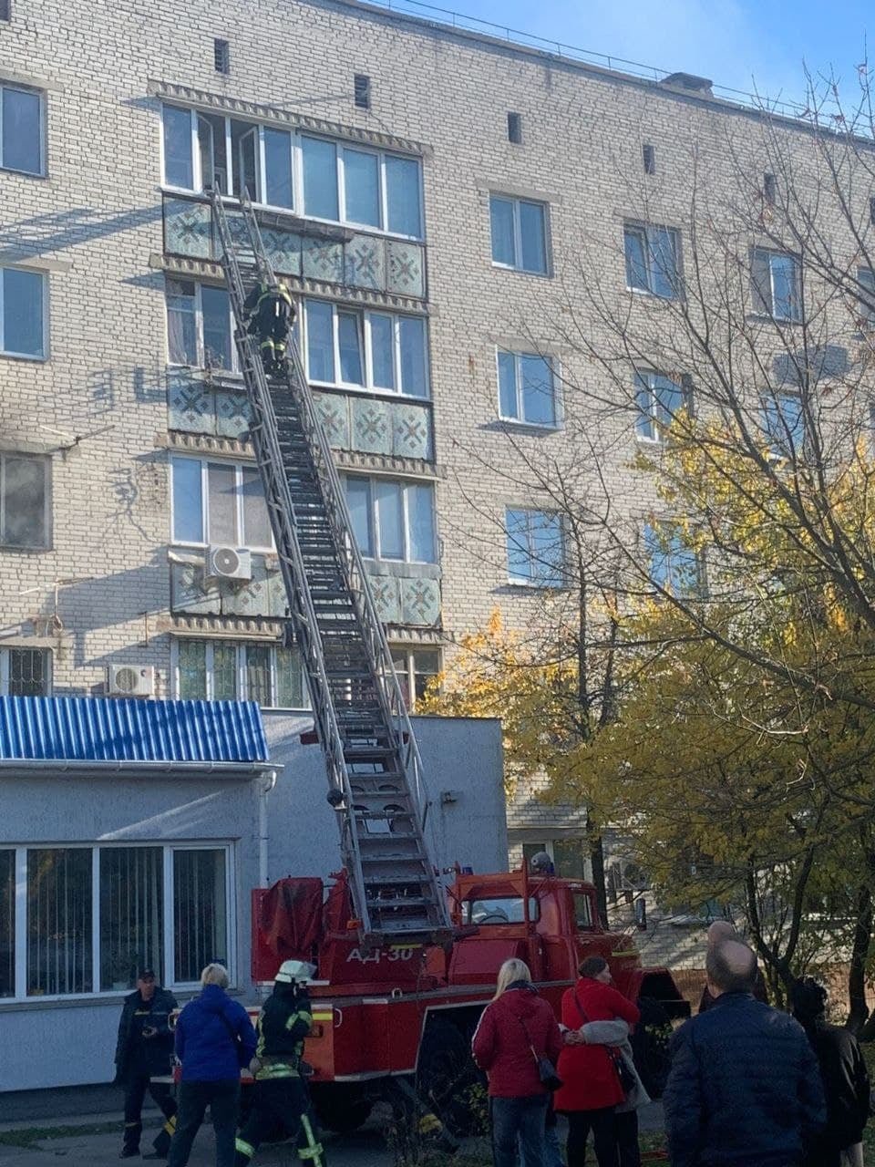 Четвертый смертельный пожар за сутки в Киеве: мужчина погиб, пытаясь спасти из огня своих детей 4