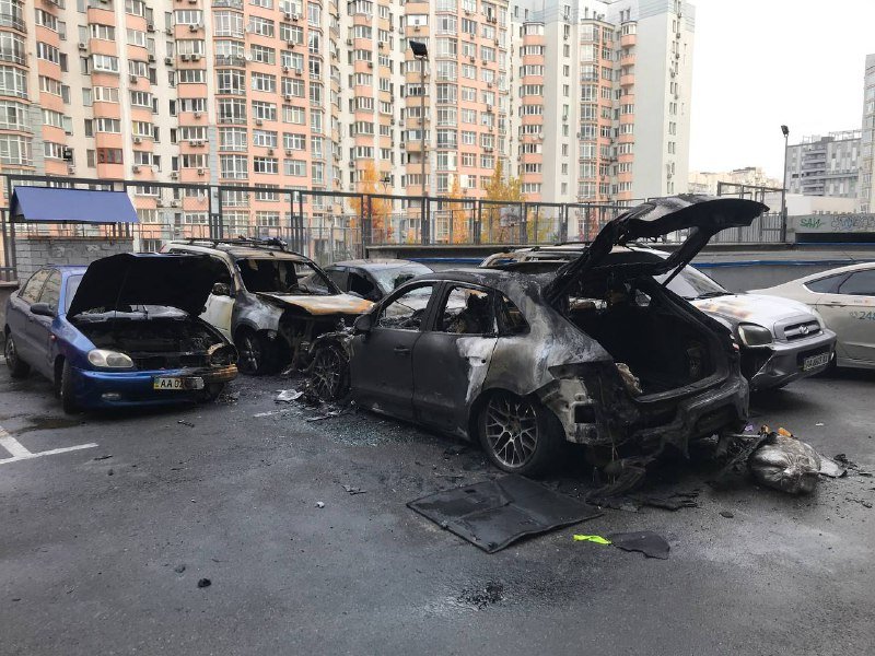 В Киеве на Теремках во дворе ЖК сгорели пять автомобилей 1