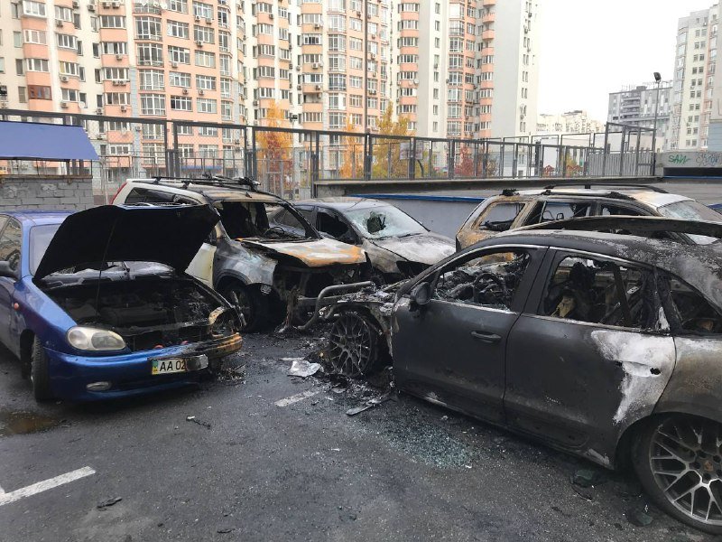 В Киеве на Теремках во дворе ЖК сгорели пять автомобилей 2