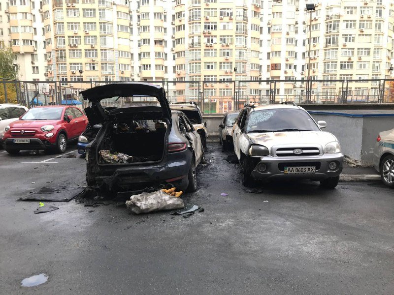 В Киеве на Теремках во дворе ЖК сгорели пять автомобилей 3