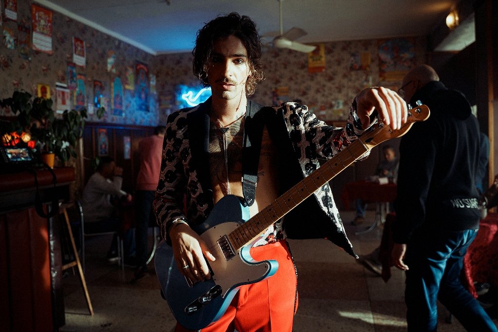 DANTES с усами и макияжем выпустил новый клип и анонсировал сольный концерт в Киеве 1