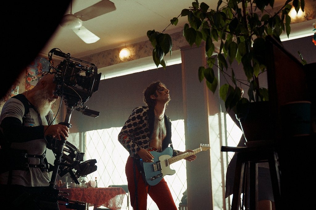 DANTES с усами и макияжем выпустил новый клип и анонсировал сольный концерт в Киеве 3