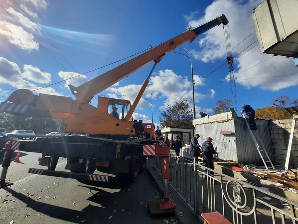 В Киеве возле метро на ВДНГ снесли 40 МАФов: что построят на их месте 1