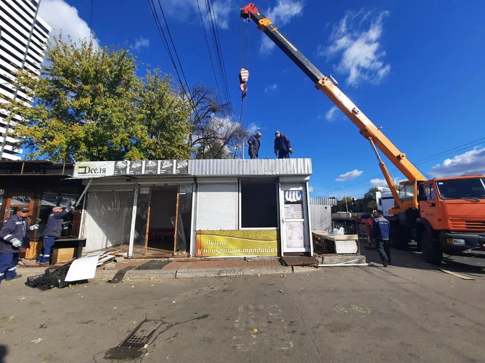 В Киеве возле метро на ВДНГ снесли 40 МАФов: что построят на их месте 2