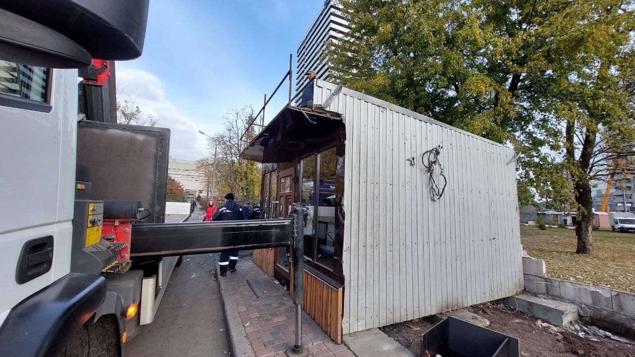 В Киеве возле метро на ВДНГ снесли 40 МАФов: что построят на их месте 3